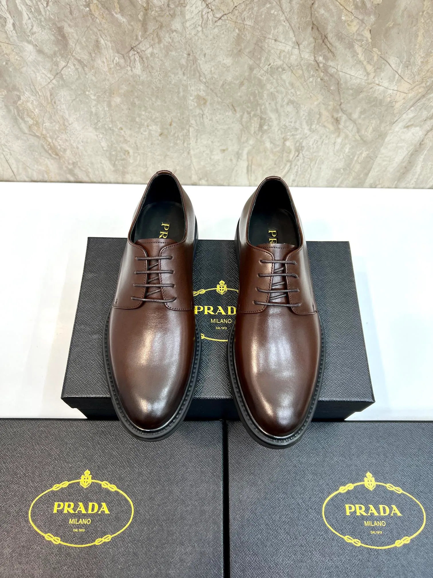 Original order quality: P580 Brand: PRADA (Prada) Standard code: Men's size 38/44 (45 can be customized) Grade: Same style as the official website High-quality men's shoes Material: Original cowhide Water-dyed cowhide lining Rubber outsole Style categories: Men's fashionable formal leather shoes Slip-on men's shoes series Young fashion European and American trends British style Top luxury Color: Actual picture